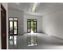 Upper floor house for Rent at Hunupitiya