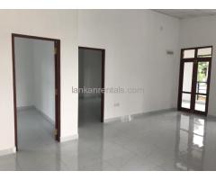 Upper floor house for Rent at Hunupitiya