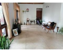 CALM HOUSE NEAR KARAPITIYA TOWN WITH LARGE GARDEN AND LIVING ROOM FOR RENT IN HIRIMBURA ROAD.