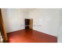 Upper floor House for rent @ bulugaha junction (300m to kandy road)