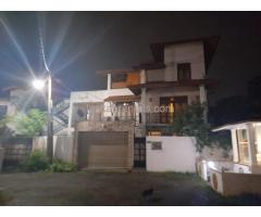 3 unit house with 10 rooms with 7 bathrooms with a big rooftop