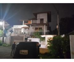 3 unit house with 10 rooms with 7 bathrooms with a big rooftop