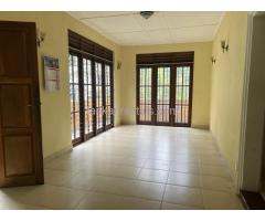 Upstairs House for rent in Peradeniya