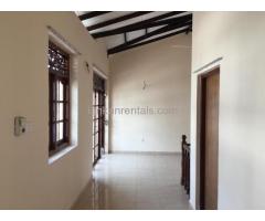 House (Upstair) for rent in Raththanapitiya